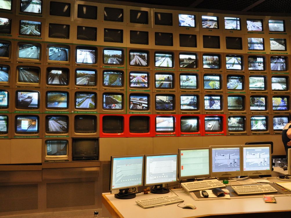 Videowand in der Tunnelleitzentrale für die Technische Überwachung